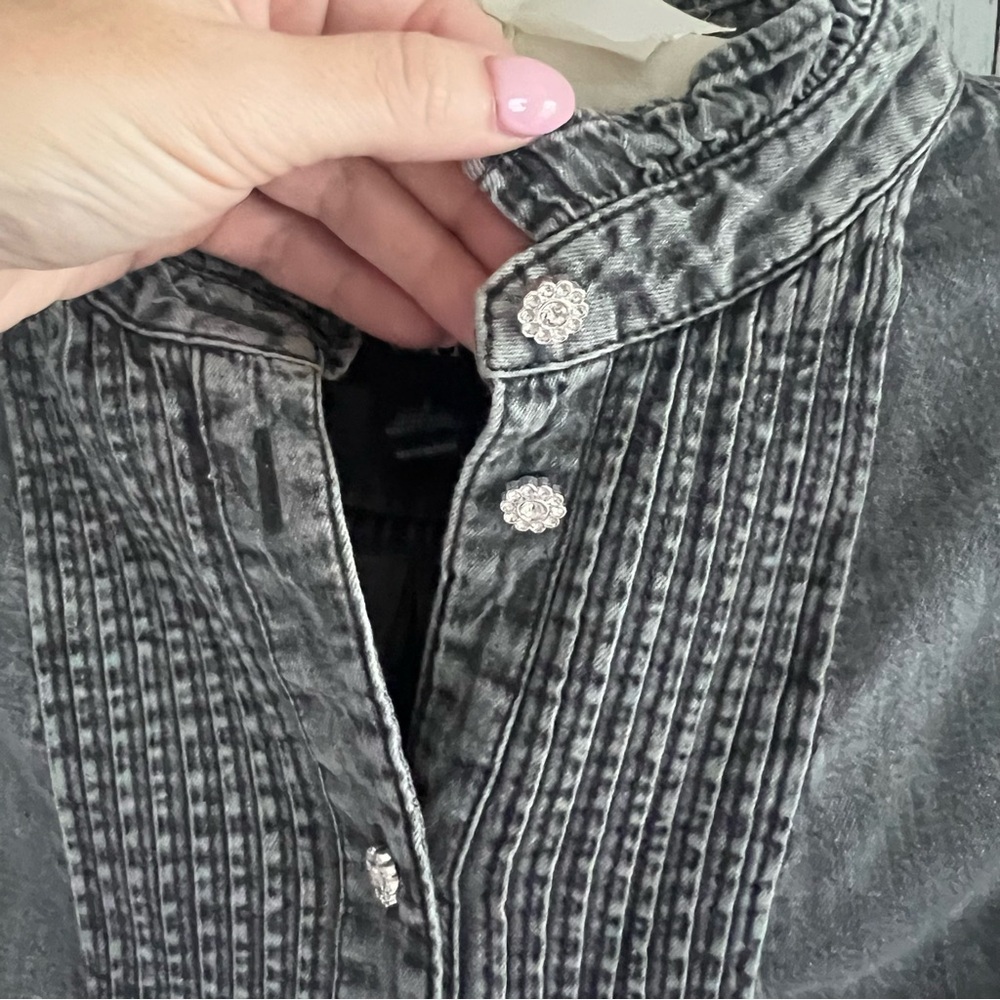 GAP Charcoal Chambray Ruffle and Pleated Button-Up Blouse Small Women’s - Picture 2 of 5